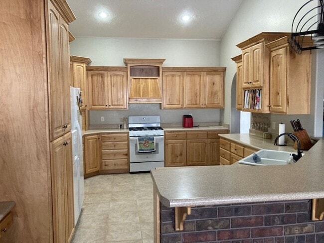 Building Photo - Charming Home