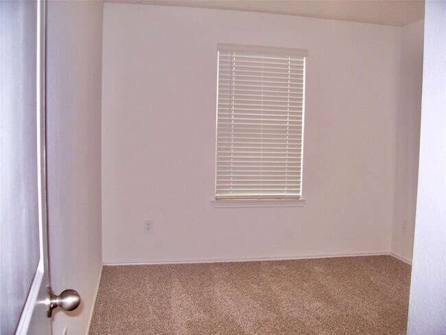 Building Photo - 5015 Balcolm Dr