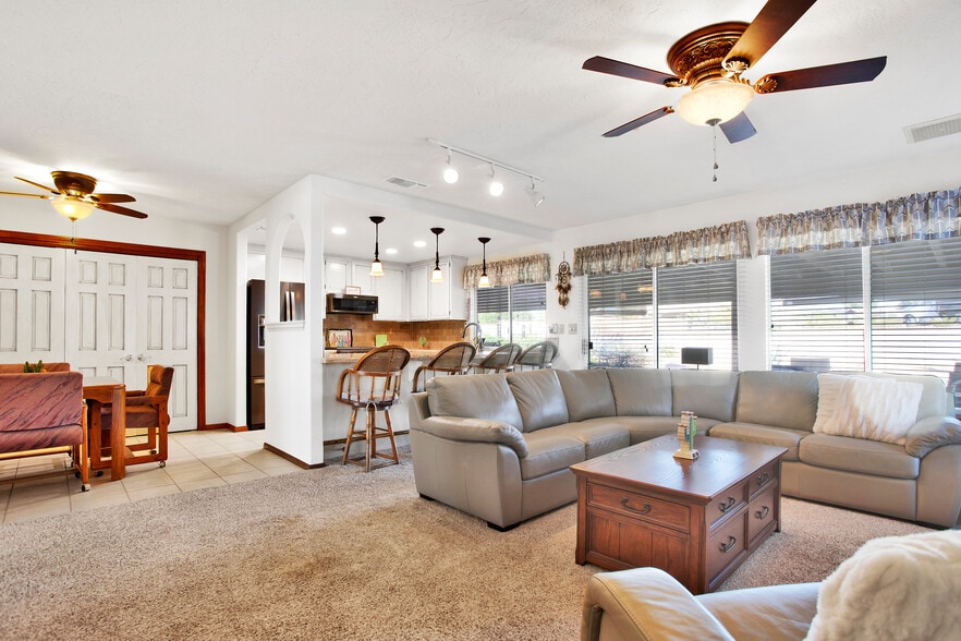 Family Room - 16362 Kamana Rd
