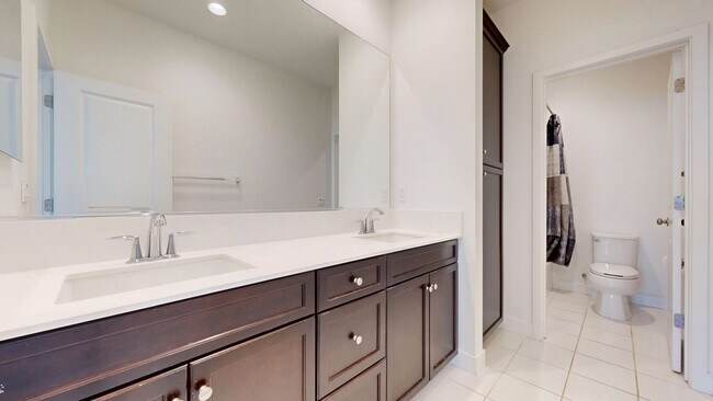 Building Photo - Bright & Beautiful 4 Bedroom 3 Full Bathroom Home!