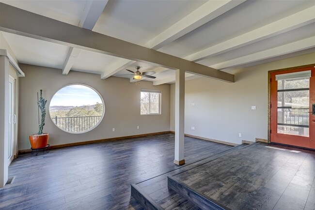 Building Photo - Newly Remodeled 2 Bed, 1 Bath + a Den  Home at The Base of Thumb Butte!