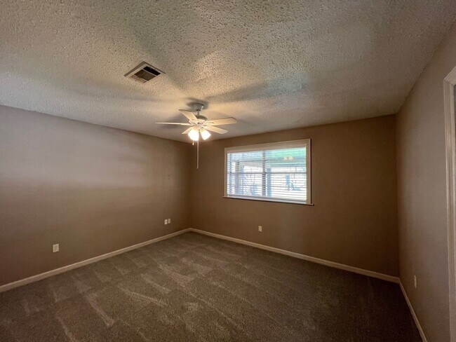 Building Photo - Shadow Bluff