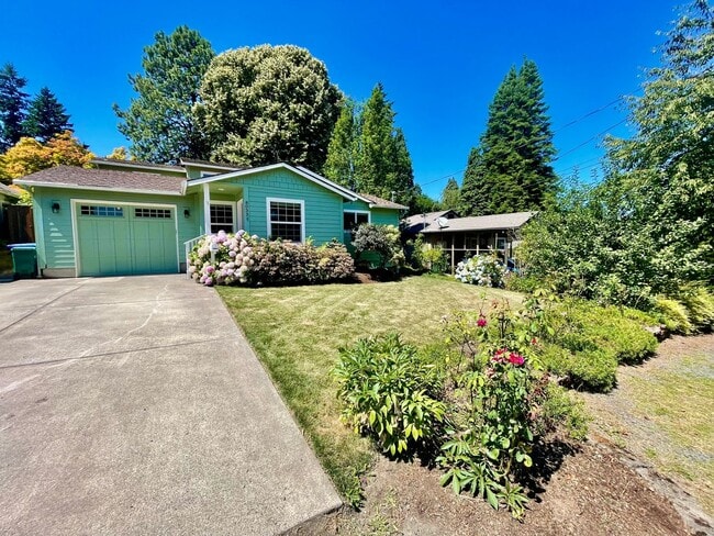 Primary Photo - 4 Bed/2.5 Bath Multnomah Village Stunner w...