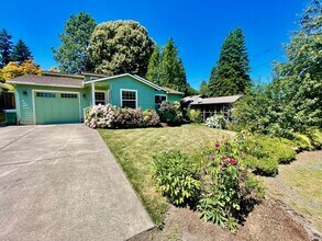 Building Photo - 4 Bed/2.5 Bath Multnomah Village Stunner w...