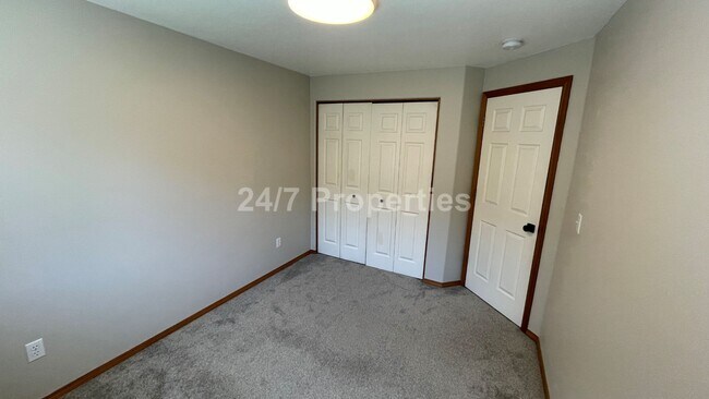 Building Photo - Spacious 3 BD | 2.5 BA Duplex - Beaverton/...