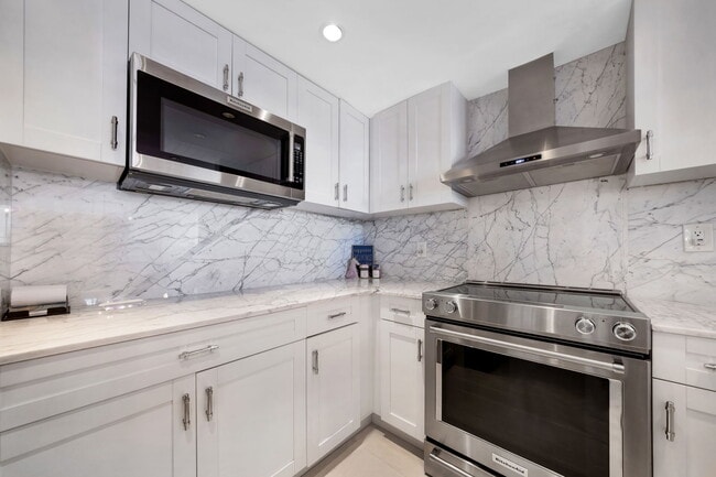 Building Photo - 5838 Collins Ave
