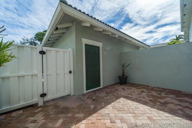 Building Photo - 948 NW 18th Ave