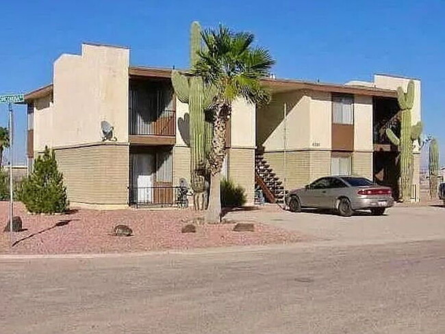 Primary Photo - 10660 W Concordia Dr