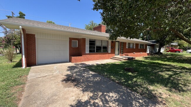 Primary Photo - 2153 Huntleigh Dr