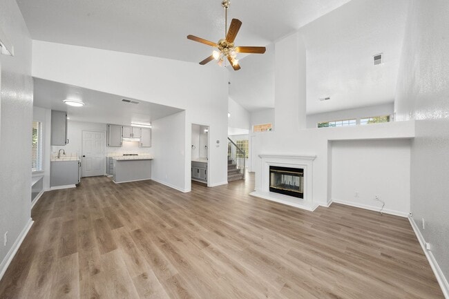 Building Photo - 404 Ruby Ct