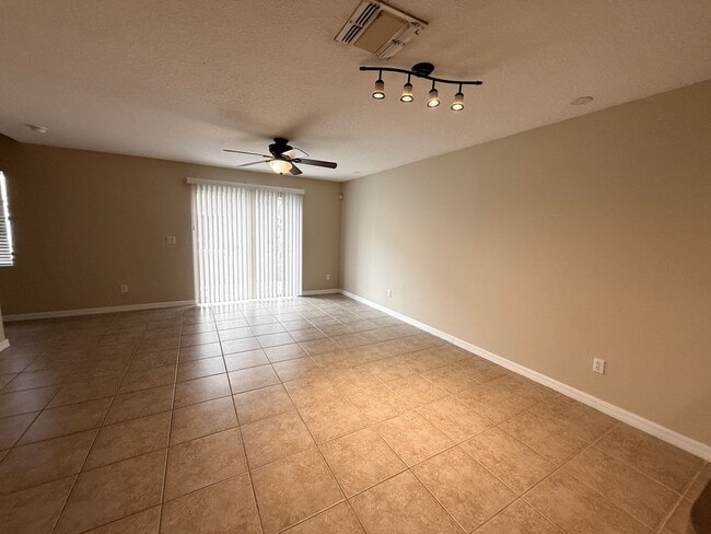 Building Photo - 3/2.5 in Hawthorne Glen - New carpet and p...