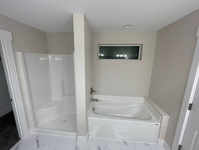 Building Photo - 1401 E Hardcastle Ave