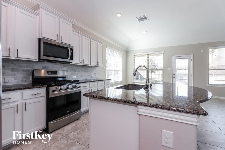 Building Photo - 6406 Wolf Run Dr