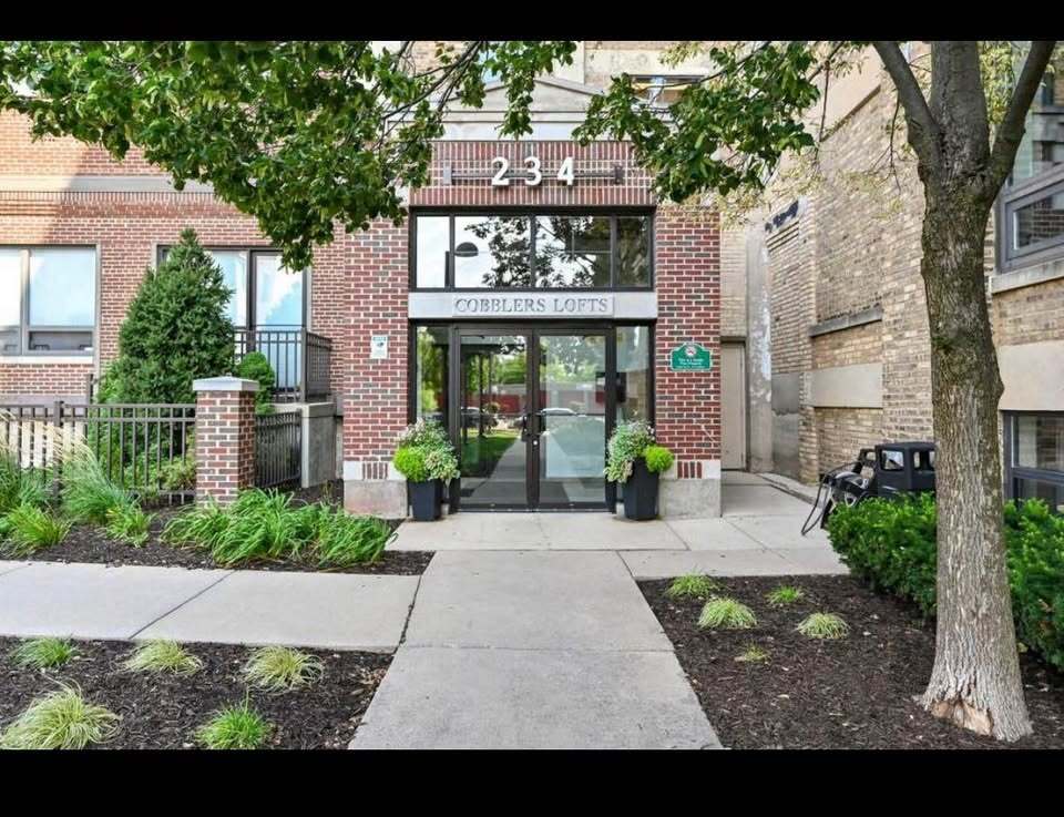 Entry to building. - 234 E Reservoir Ave