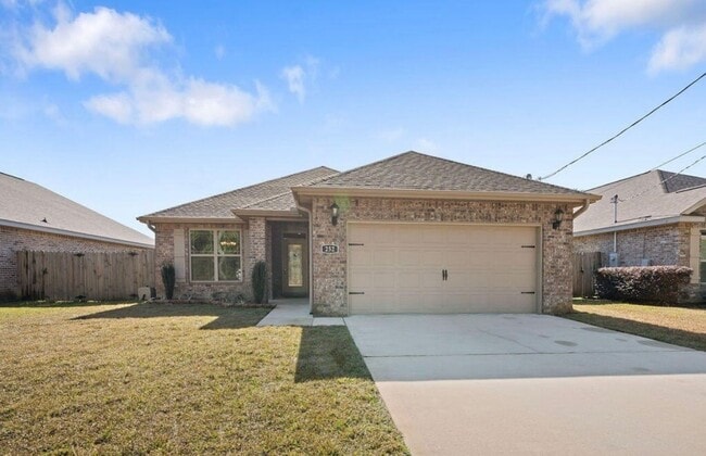 Building Photo - Solar-Powered 4BR Home Near Eglin & Hurlburt AFB– Fort Walton Beach!