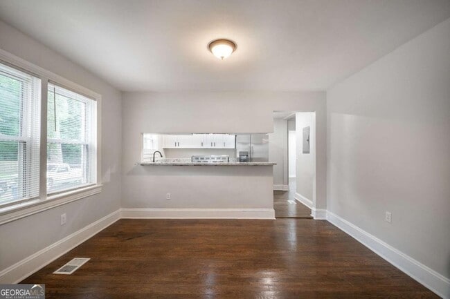Building Photo - 2137 Delowe Dr