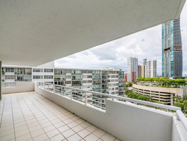 Building Photo - 1402 Brickell Bay Dr