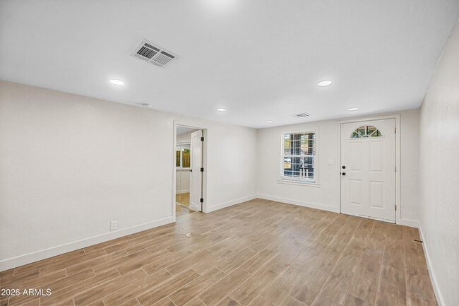 Building Photo - 750 W 1st Pl