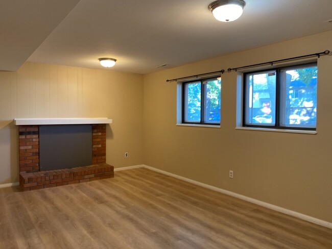 Building Photo - STUDENTS WELCOME! 5 Bedroom 3 Bathroom Bi-...