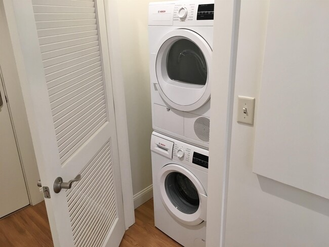 Building Photo - 875 Elm St