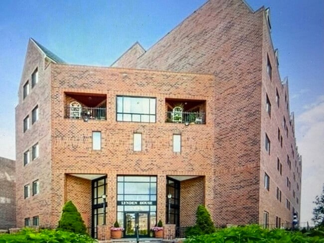 Building Photo - 44 Elm St