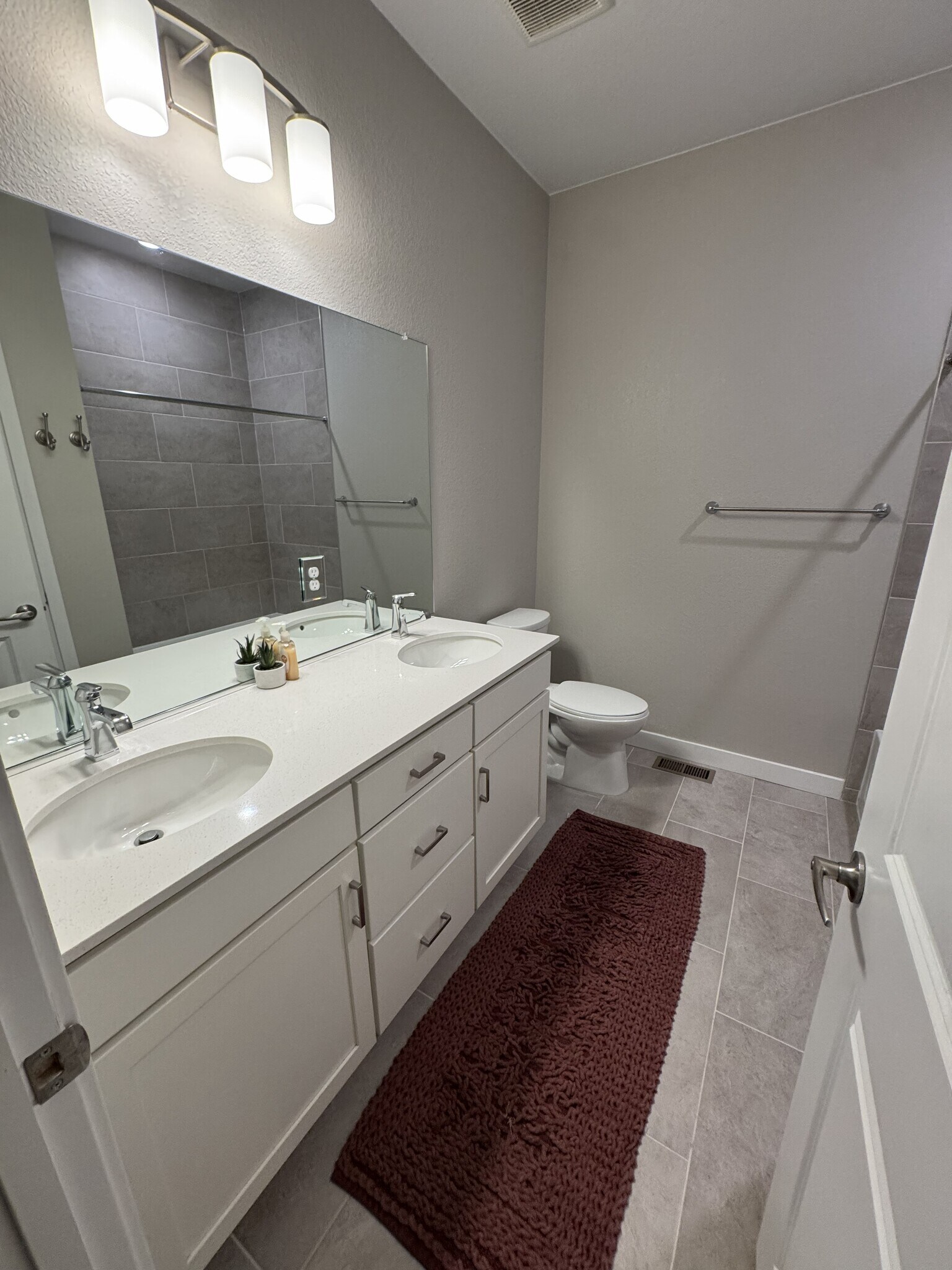 Building Photo - 1566 W 67th Dr