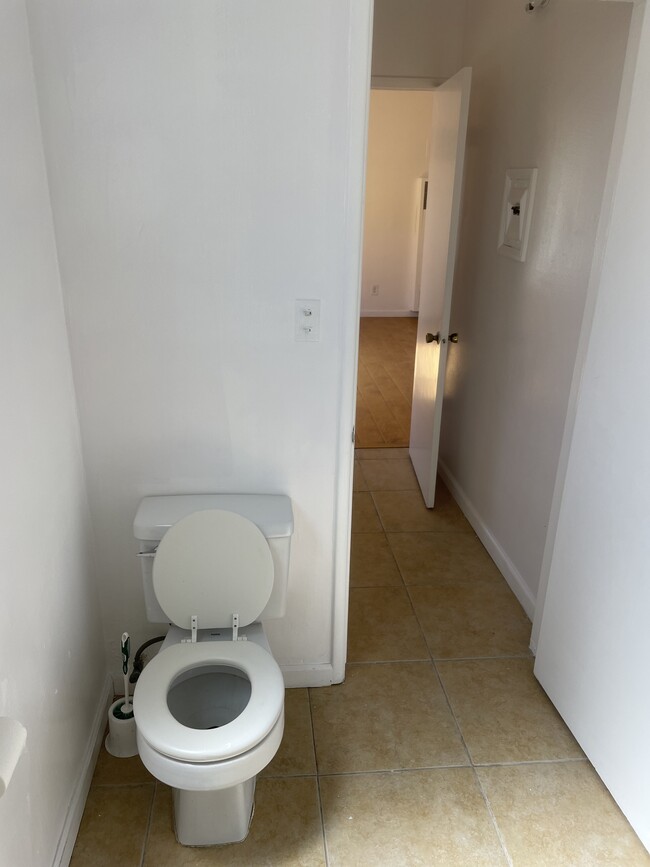 Full bathroom - 933 6th St