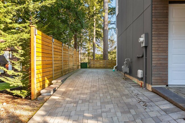 Building Photo - Gorgeous House in a Family-Friendly neighb...
