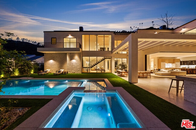 Building Photo - 10950 Verano Rd