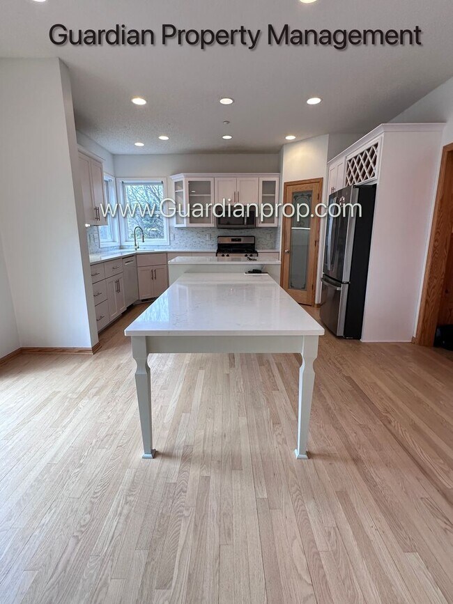 Building Photo - Minnetonka Home, 3 Car Garage, Large Primary, Updated Kitchen, Patio