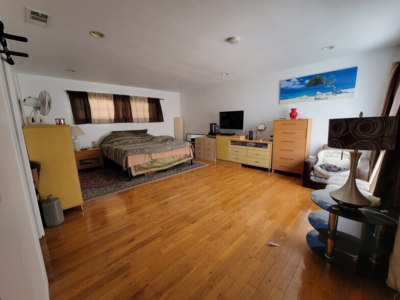 Master bedroom - 2452 Colby Ave