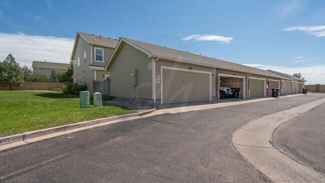 Building Photo - End-unit townhome in Soaring Eagles