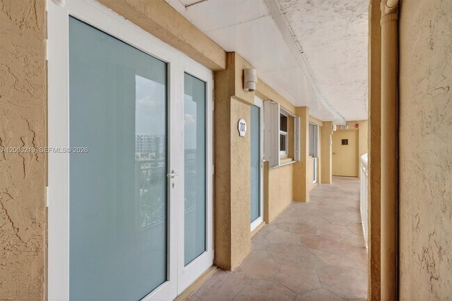 Building Photo - 328 N Ocean Blvd