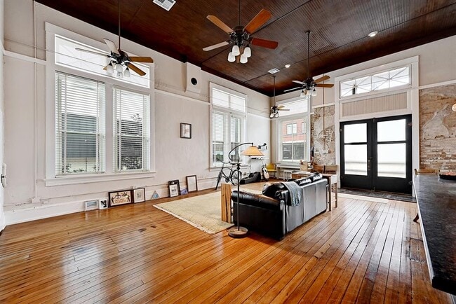 Building Photo - 104 Hoxie St