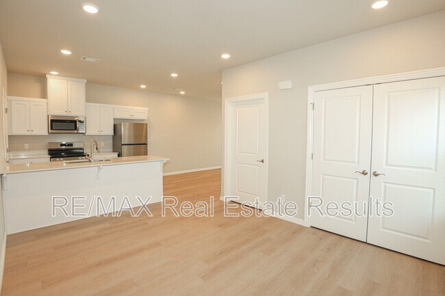 Building Photo - 1405 SW Poigai Wy