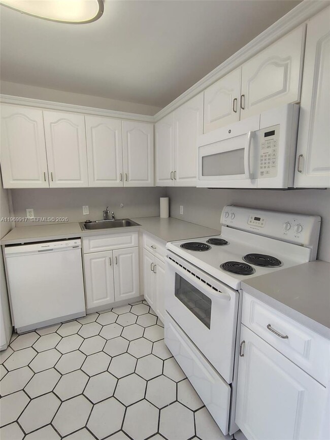 Building Photo - 20400 W Country Club Dr