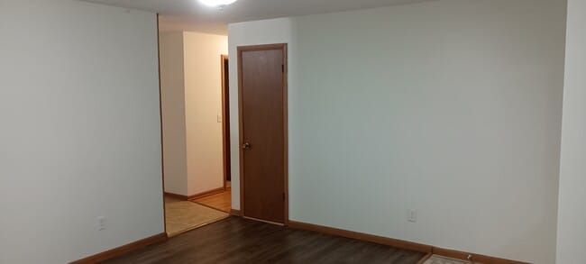 Building Photo - 521 N Lone Pine Ave