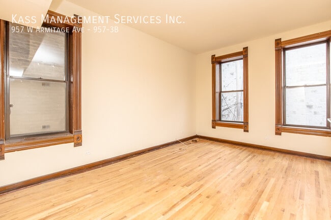 Building Photo - 957 W Armitage Ave