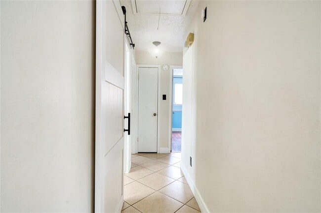 Building Photo - 1323 Oakengates Dr