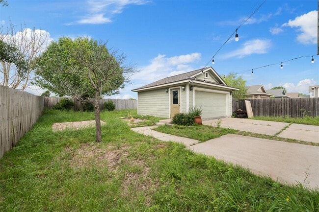 Building Photo - 2224 Bluffstone Dr