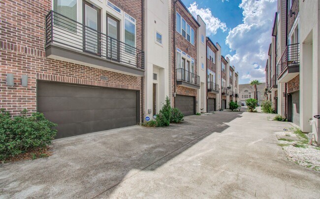 Building Photo - Beautiful 3-story House In the Heart of Ho...