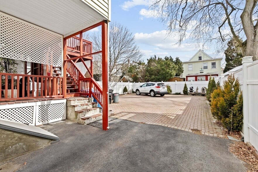 Building Photo - 345 Lowell St