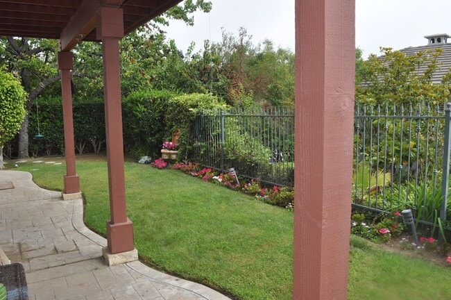 Building Photo - 3BR+/3BA EXECUTIVE HOME IN EVER POPULAR RI...