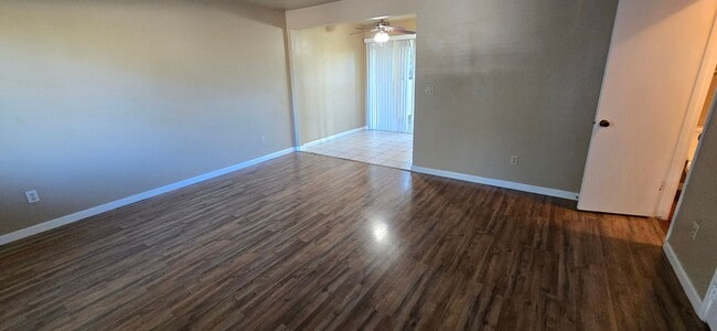 Building Photo - 2-bedroom 1 bath condo