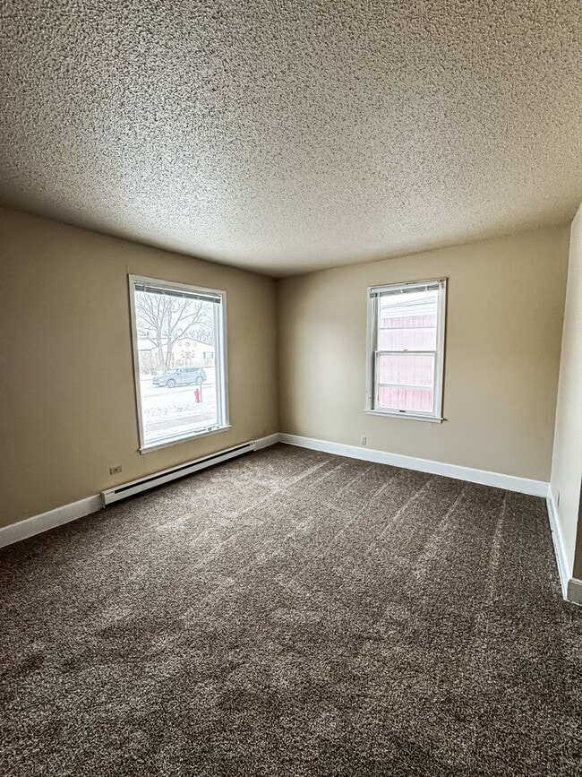 Building Photo - 5 Bed 2 Bath Single Family Home!