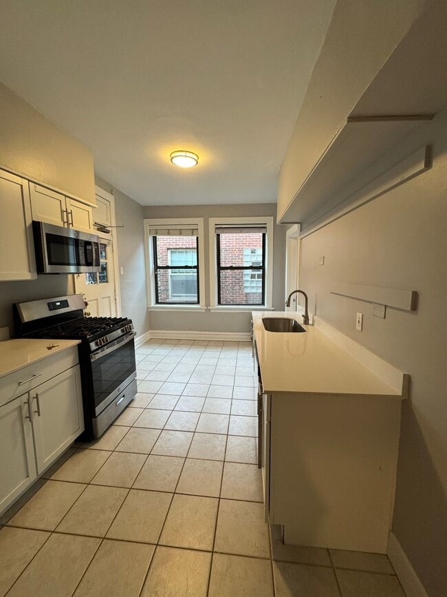 Interior Photo - 605 Hinman