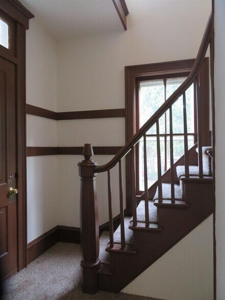 Building Photo - 323 Plumb St