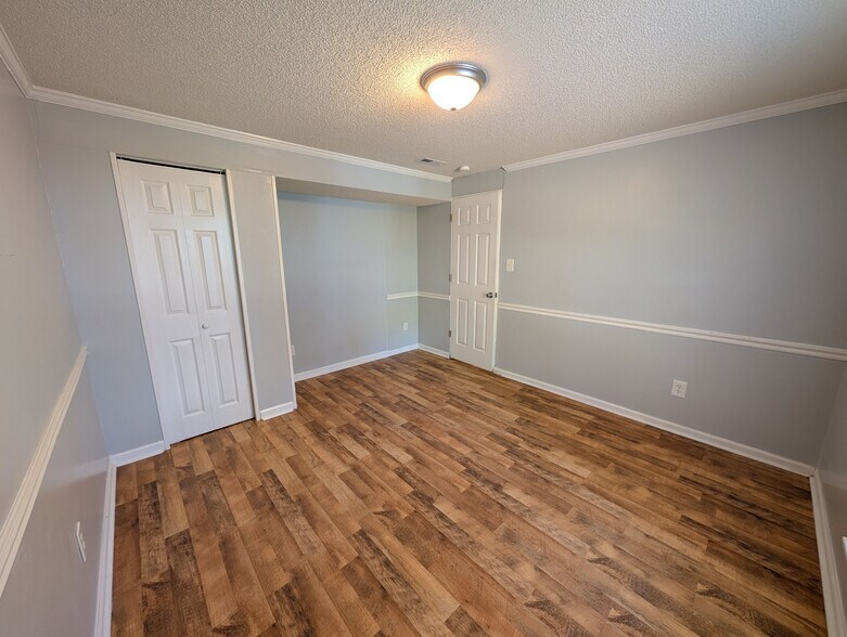 Building Photo - Room in House on Flint Glenn Ln