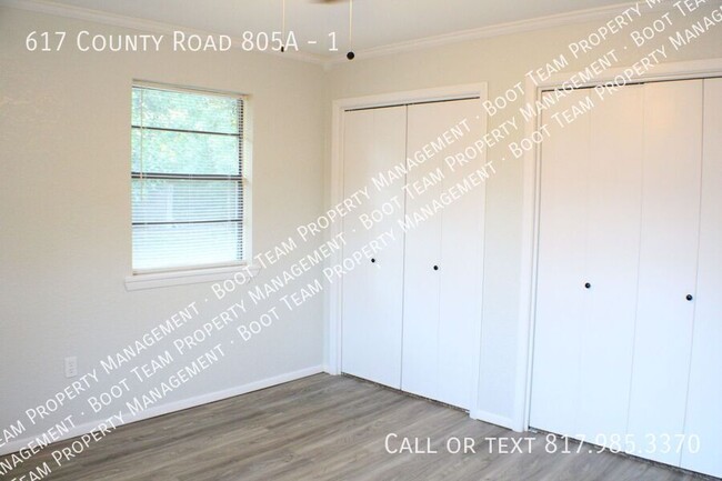 Building Photo - Unit 1 is a 2 Bedroom, 1 Bath in the Quite...