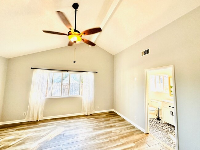 Building Photo - Welcome To Your Upgraded Oak View Home!